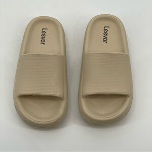 LEEVOR SLIDES WOMENS SIZE 37-38  7-7.5 , VERY GOOD CONDITION, PREOWNED